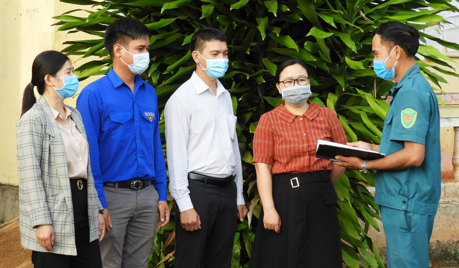 Cán bộ, công chức trẻ xã Kdang trao đổi nhiệm vụ công tác phòng-chống dịch Covid-19 trên địa bàn. Ảnh: Thanh Nhật Cán bộ, công chức trẻ xã Kdang trao đổi nhiệm vụ công tác phòng-chống dịch Covid-19 trên địa bàn. Ảnh: Thanh Nhật