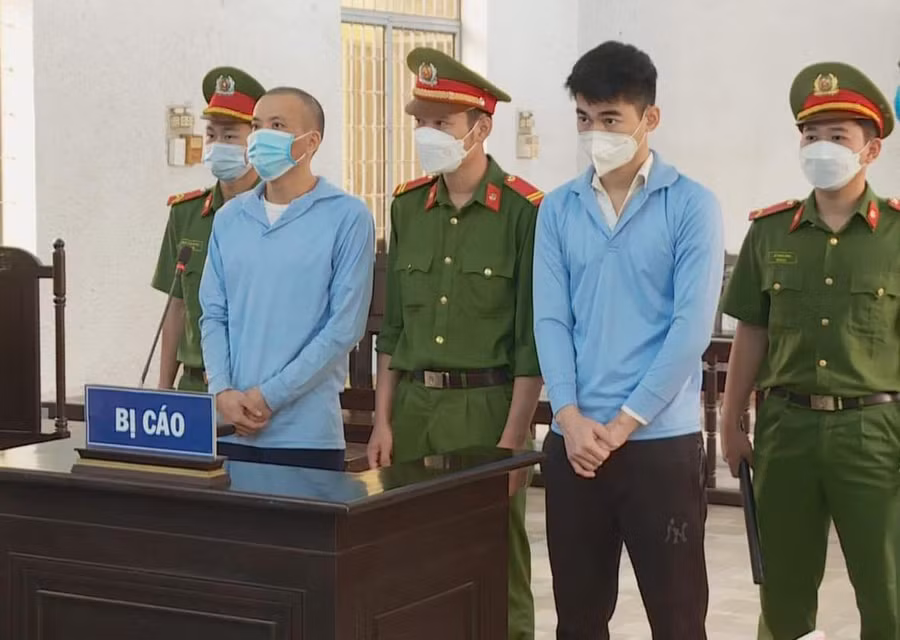 Hai bị cáo Dương và Vũ tại phiên tòa. Ảnh: Anh Đức