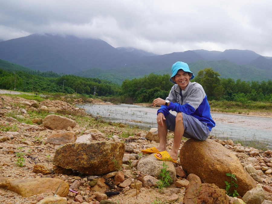 Sô Y Tiết mong khán giả bao dung, chấp nhận hình ảnh mới của mình so với chàng trai chăn bò trước đây. Anh hy vọng mọi người có thể nhìn nhận bản thân mình là người lạc quan, biết phấn đấu trong cuộc sống. Ảnh: NVCC