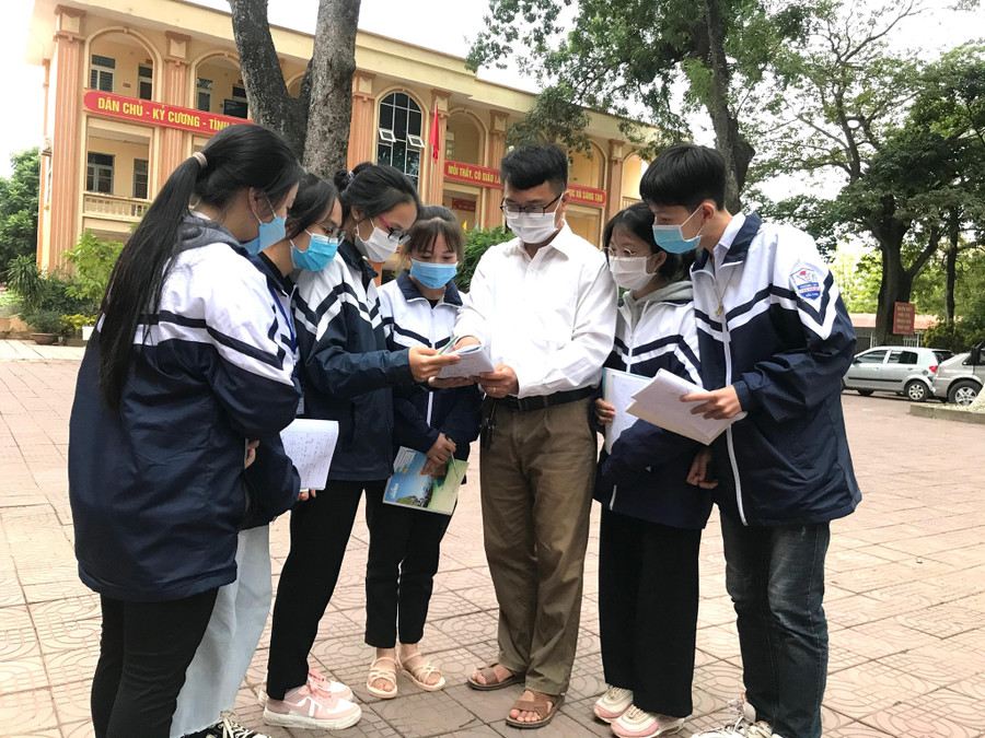  Thầy Bùi Thái Nam tận tình chỉ dạy cho các em học sinh sau mỗi bài giảng của mình-Ảnh: Vũ Thơ