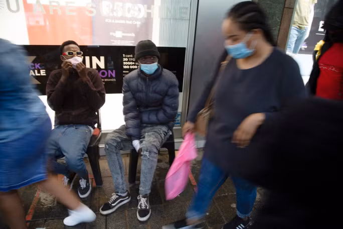  Hàng chục quốc gia đã đưa Nam Phi và các nước láng giềng miền Nam châu Phi vào danh sách đen kể từ khi các nhà khoa học Nam Phi cảnh báo về biến thể mới. Ảnh: AP