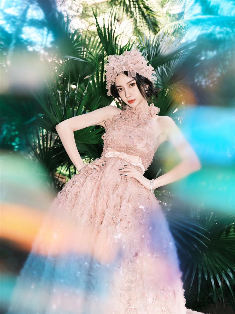 Angelababy đẹp tựa nàng thơ trong bộ váy hồng. Ảnh: Weibo Angelababy đẹp tựa nàng thơ trong bộ váy hồng. Ảnh: Weibo