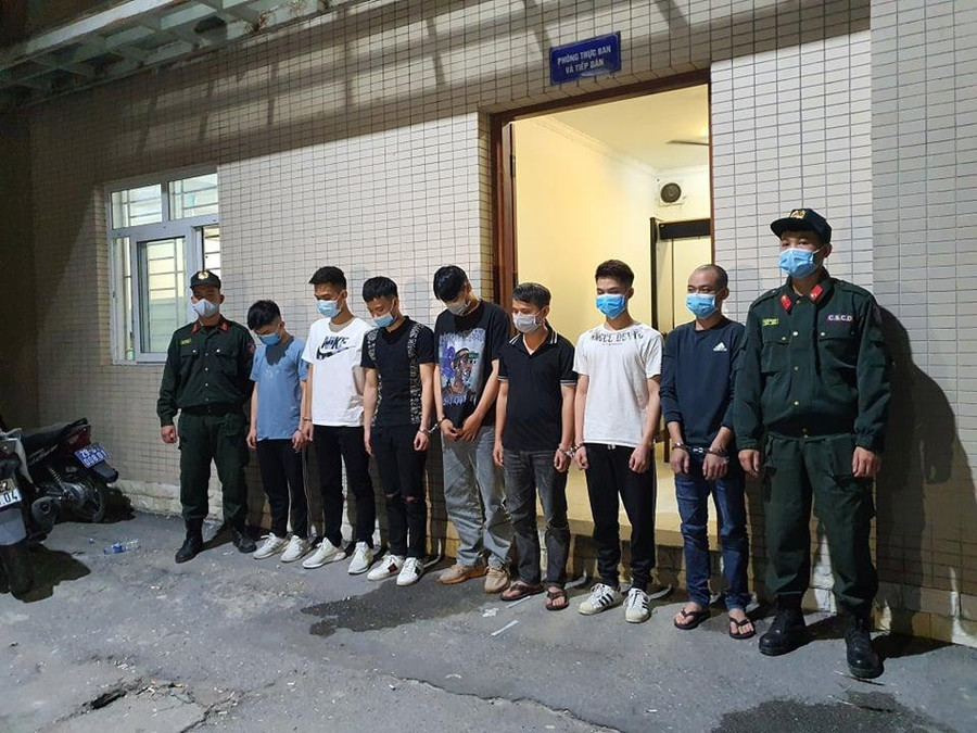 Các nghi phạm tại cơ quan điều tra. Ảnh: Kiến Trần