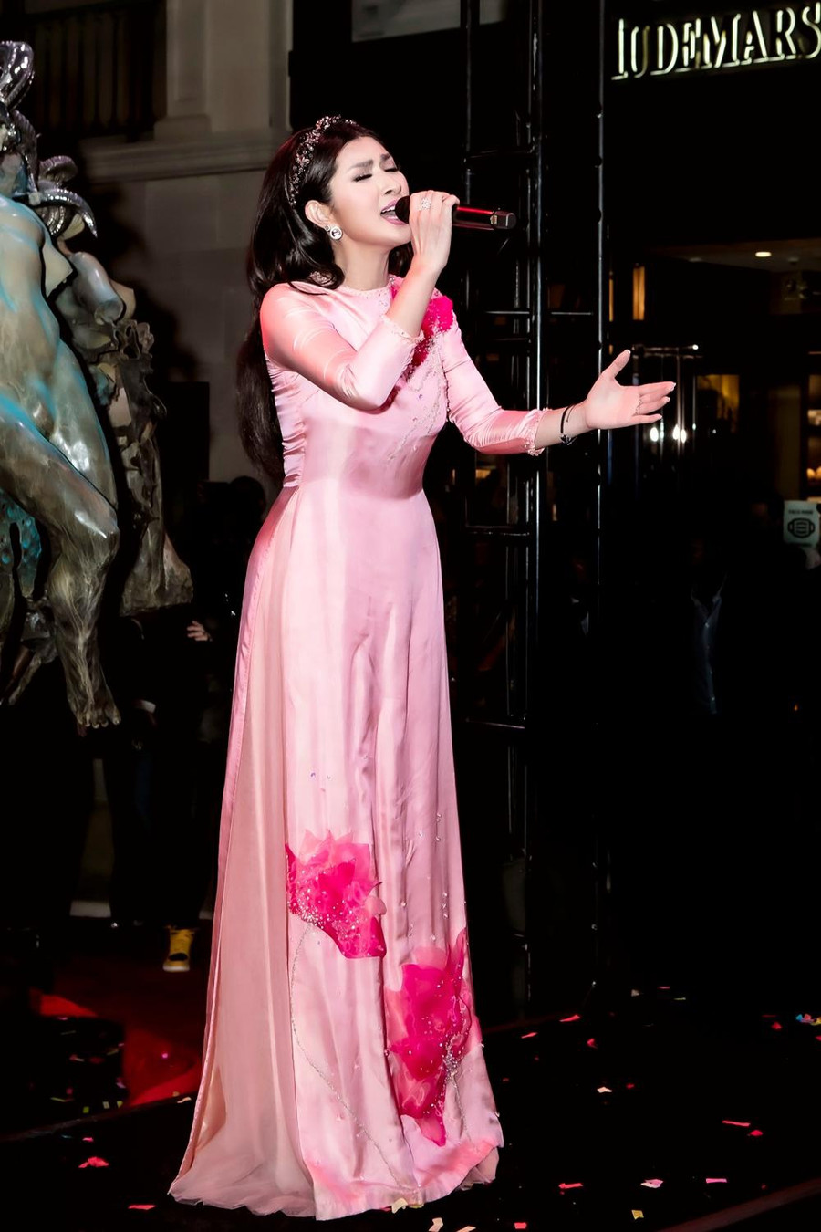 Nguyễn Hồng Nhung khoe giọng hát nội lực tại đêm trao giải của Liên hoan phim Thế giới châu Á. Ảnh: NVCC