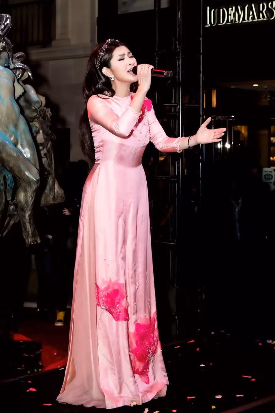 Nguyễn Hồng Nhung khoe giọng hát nội lực tại đêm trao giải của Liên hoan phim Thế giới châu Á. Ảnh: NVCC