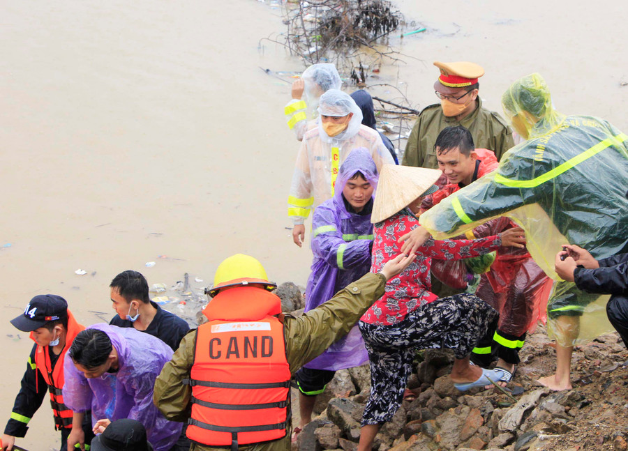 Người dân bị mắc kẹt đã được đưa lên bờ an toàn. Ảnh: Lê Văn Ngọc