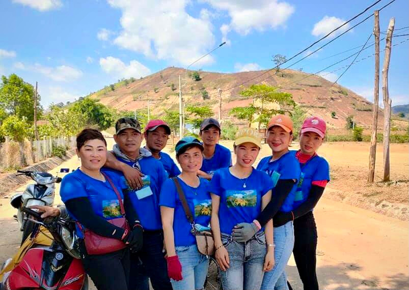 Các thành viên đội xe ôm lên núi Chư Đang Ya. Ảnh: Hải Lê