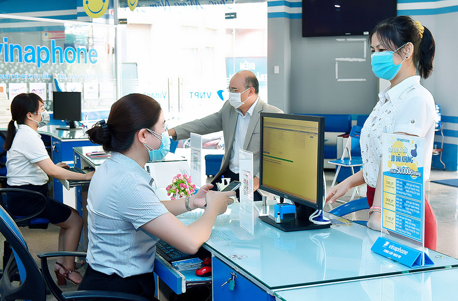 VNPT Gia Lai giới thiệu các sản phẩm, dịch vụ thiết thực phục vụ công tác chuyển đổi số cho doanh nghiệp. Ảnh: Đức Thụy VNPT Gia Lai giới thiệu các sản phẩm, dịch vụ thiết thực phục vụ công tác chuyển đổi số cho doanh nghiệp. Ảnh: Đức Thụy