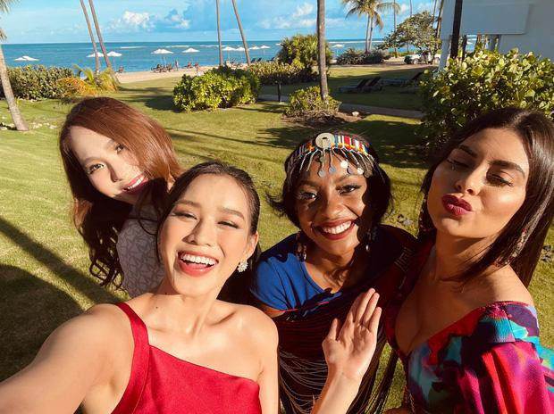 Đỗ Thị Hà chụp ảnh giao lưu cùng các thí sinh khác - Ảnh: NVCC