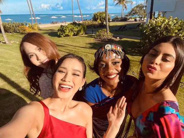 Đỗ Thị Hà chụp ảnh giao lưu cùng các thí sinh khác - Ảnh: NVCC