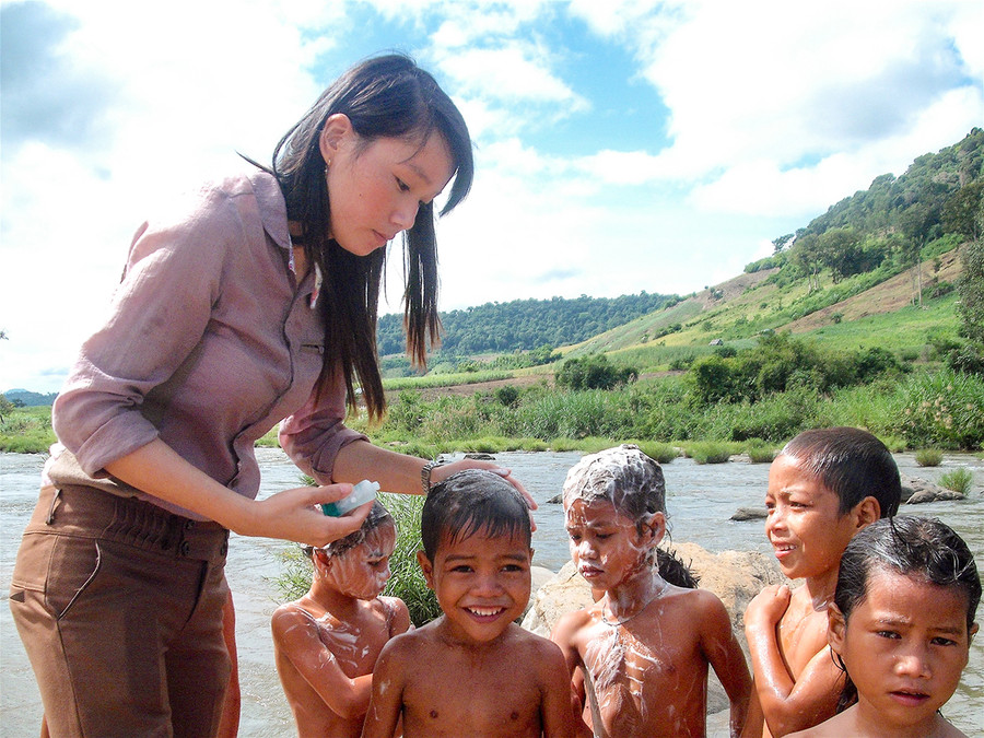 4 Cô Trần Thị Kim Hòa-giáo viên Trường Phổ thông Dân tộc Bán trú Tiểu học Lê Văn Tám (xã Krong, huyện Kbang) luôn yêu thương, gần gũi với học trò. Ảnh Mộc Trà.jpg