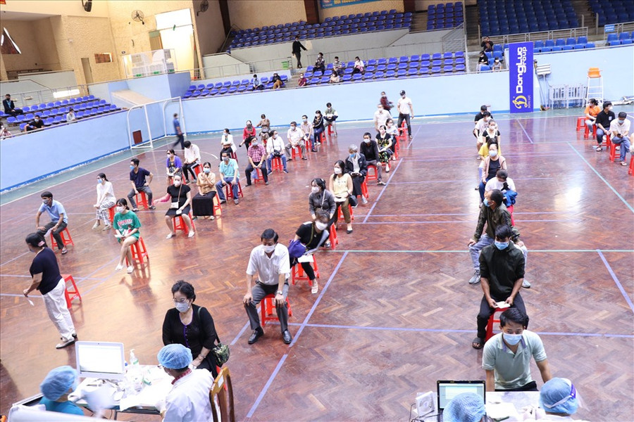 Người dân TP.Buôn Ma Thuột xếp hàng chờ tiêm vaccine. Ảnh: B.T