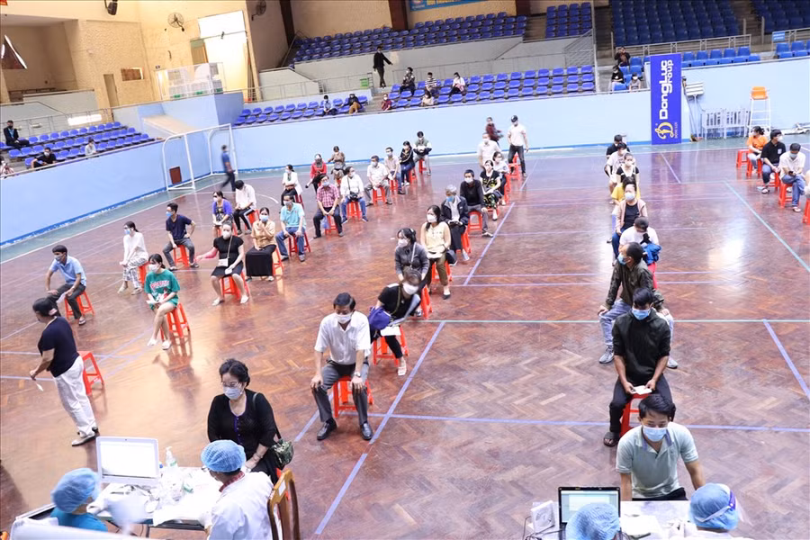 Người dân TP.Buôn Ma Thuột xếp hàng chờ tiêm vaccine. Ảnh: B.T