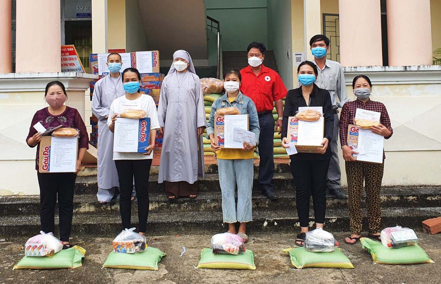 Tặng quà cho các hộ nghèo, đồng bào DTTS khó khăn do ảnh hưởng bởi dịch Covid-19 tại xã Ia Piar, huyện Phú Thiện. Ảnh: Hồng Ngọc