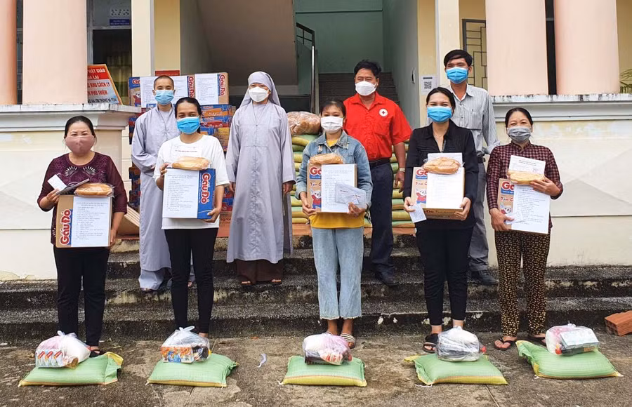 Tặng quà cho các hộ nghèo, đồng bào DTTS khó khăn do ảnh hưởng bởi dịch Covid-19 tại xã Ia Piar, huyện Phú Thiện. Ảnh: Hồng Ngọc