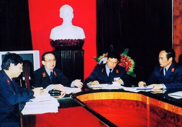 Đồng chí Hà Mạnh Trí (thứ hai từ trái sang). (Nguồn: Baovephapluat.vn)