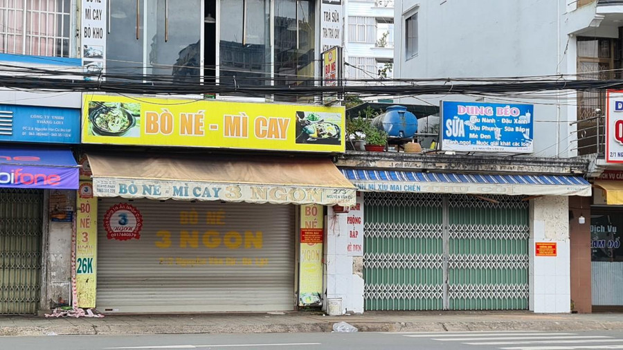 Hàng quán buộc phải đóng cửa 14 ngày vì có F0 ghé vào. Ảnh: Lâm Viên