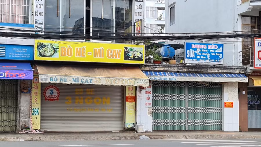 Hàng quán buộc phải đóng cửa 14 ngày vì có F0 ghé vào. Ảnh: Lâm Viên