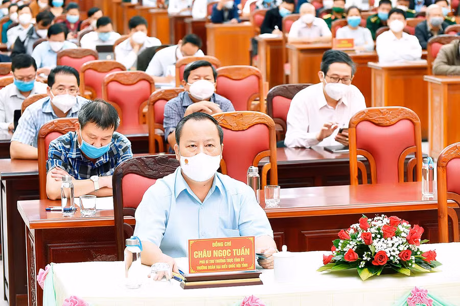 Đồng chí Châu Ngọc Tuấn-Phó Bí thư Thường trực Tỉnh ủy, Trưởng đoàn đại biểu Quốc hội tỉnh phát biểu. Ảnh: Đức Thụy