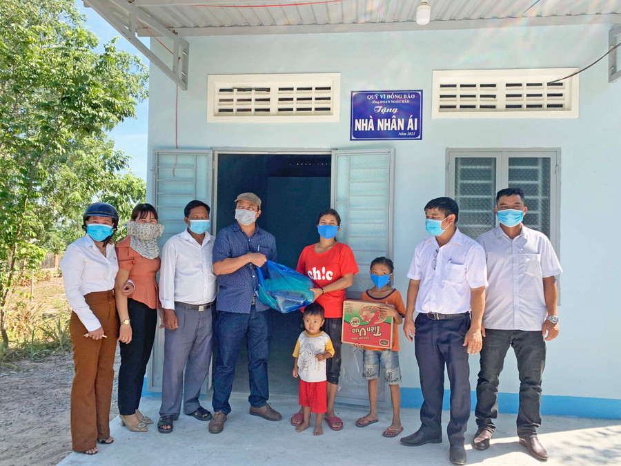 Ủy ban MTTQ Việt Nam thị xã Ayun Pa và chính quyền xã Ia Rtô tặng nhu yếu phẩm cho gia đình chị Rah Lan Eri (buôn Phu Ama Miơng, xã Ia Rtô). Ảnh: Vũ Chi