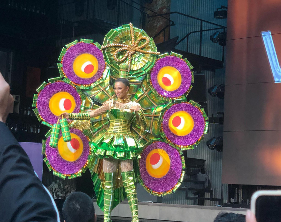  Tuy nhiên, một số ý kiến cho rằng phần khung phía sau khá nặng, cần được điều chỉnh để người đẹp linh hoạt hơn khi trình diễn-Ảnh: T.A