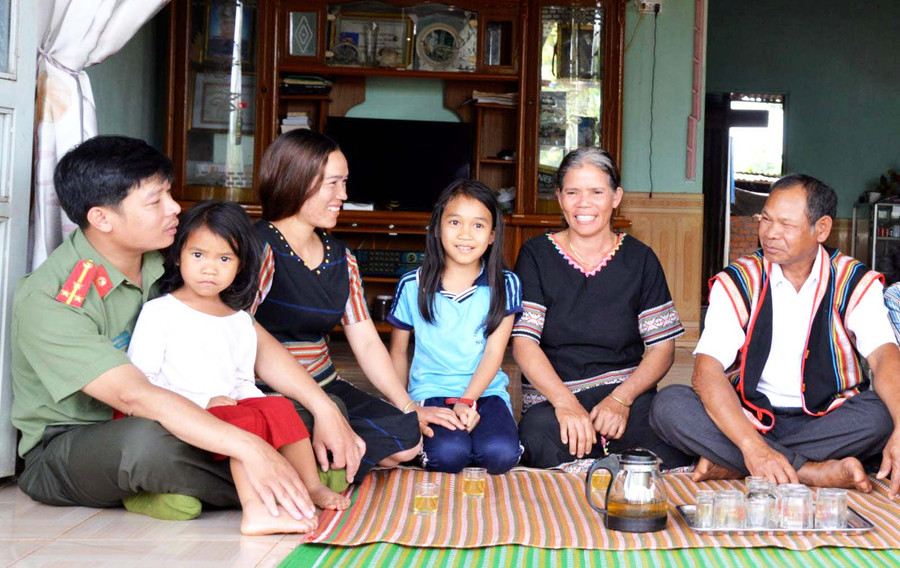 Cán bộ Phòng An ninh dân tộc (Công an tỉnh) trao đổi với ông R’Com Tin để nắm tình hình an ninh trật tự và tuyên truyền pháp luật cho bà con trong làng (ảnh chụp trước tháng 4-2021). Ảnh: Nguyễn Hữu Cán bộ Phòng An ninh dân tộc (Công an tỉnh) trao đổi với ông R’Com Tin để nắm tình hình an ninh trật tự và tuyên truyền pháp luật cho bà con trong làng (ảnh chụp trước tháng 4-2021). Ảnh: Nguyễn Hữu