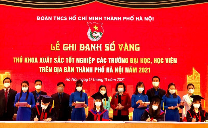 Các thủ khoa xuất sắc tham gia Lễ ghi danh sổ vàng tại Văn miếu Quốc Tử Giám chiều 17.11. Ảnh: Nguyệt Ánh