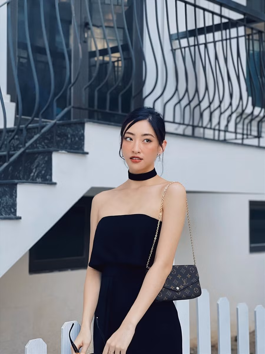 “Linh cảm thấy mình có hơi nổi loạn và thích thử những phong cách mới, theo xu hướng hiện nay và thích mặc kiểu khỏe khoắn, Âu Mỹ La tinh một chút“, Lương Thùy Linh chia sẻ. Ảnh: NVCC