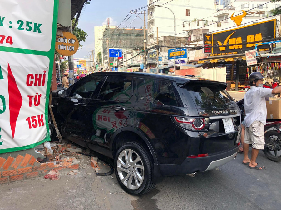  Chiếc Range Rover 51F - 578.16 lao vào nhà dân bên đường. Ảnh: Trần Tiến