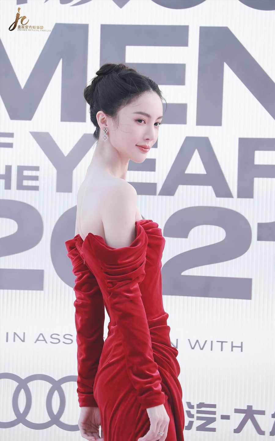 Kim Thần quyến rũ trong bộ váy đỏ. Ảnh: Weibo Kim Thần quyến rũ trong bộ váy đỏ. Ảnh: Weibo
