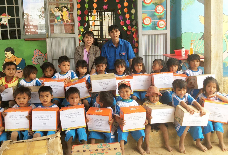 Anh Hoàng Giang Nam tặng quà cho học sinh tại điểm trường làng Đê Kôn, xã Hà Ra, huyện Mang Yang (ảnh chụp trước tháng 4-2021). Ảnh: Anh Huy Anh Hoàng Giang Nam tặng quà cho học sinh tại điểm trường làng Đê Kôn, xã Hà Ra, huyện Mang Yang (ảnh chụp trước tháng 4-2021). Ảnh: Anh Huy