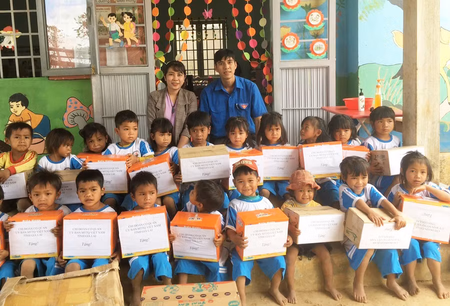  Anh Hoàng Giang Nam tặng quà cho học sinh tại điểm trường làng Đê Kôn, xã Hà Ra, huyện Mang Yang (ảnh chụp trước tháng 4-2021). Ảnh: Anh Huy