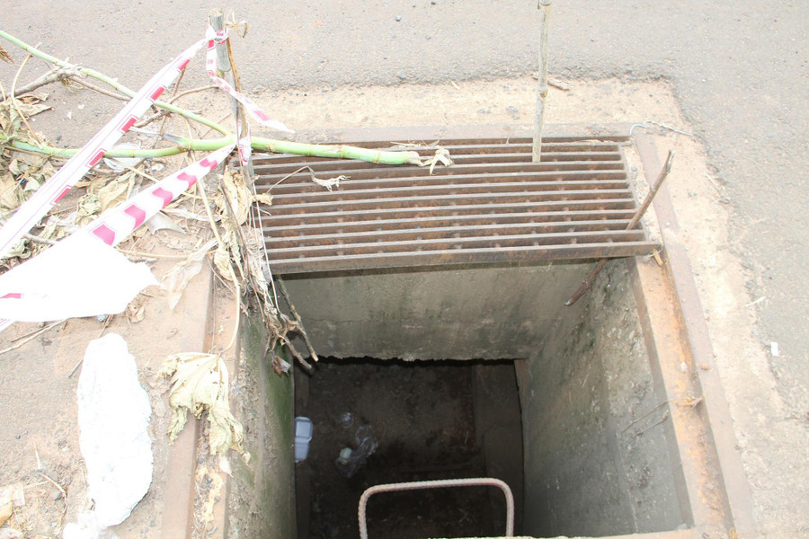 Một hố ga mất nắp chưa được khắc phục, gây nguy hiểm cho người đi đường. Ảnh: Hoàng Bình