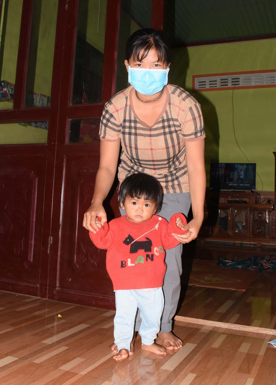 Ksor H’Yen (SN 2005, làng Breng 3) cũng lấy chồng từ năm 14 tuổi, hiện đã có con hơn 1 tuổi. Ảnh: Minh Nguyễn