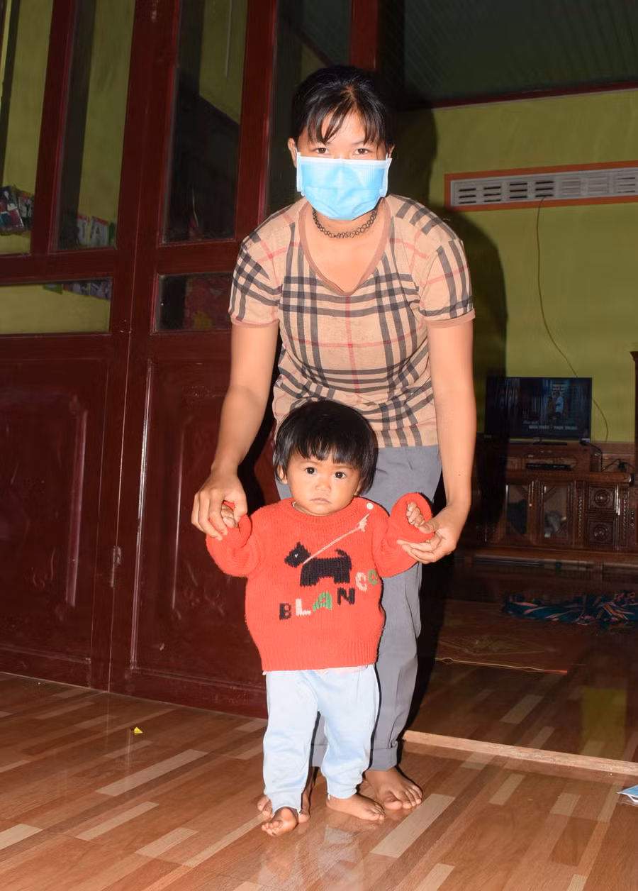 Ksor H’Yen (SN 2005, làng Breng 3) cũng lấy chồng từ năm 14 tuổi, hiện đã có con hơn 1 tuổi. Ảnh: Minh Nguyễn
