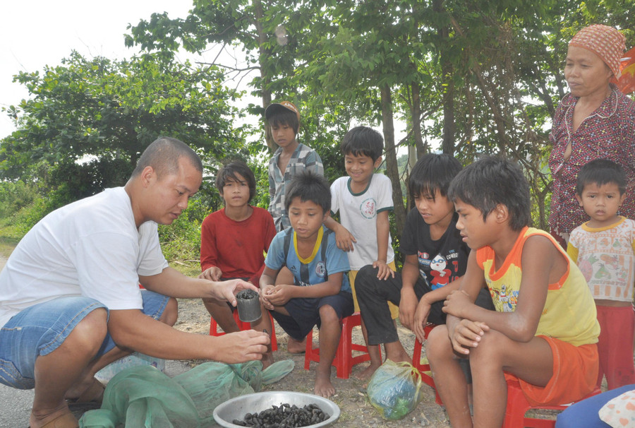 Khách dừng mua ốc đá của các em nhỏ vùng cao