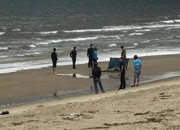 Lực lượng P.Xuân Hà đưa thi thể vào bờ. Ảnh: Nguyễn Tú Lực lượng P.Xuân Hà đưa thi thể vào bờ. Ảnh: Nguyễn Tú