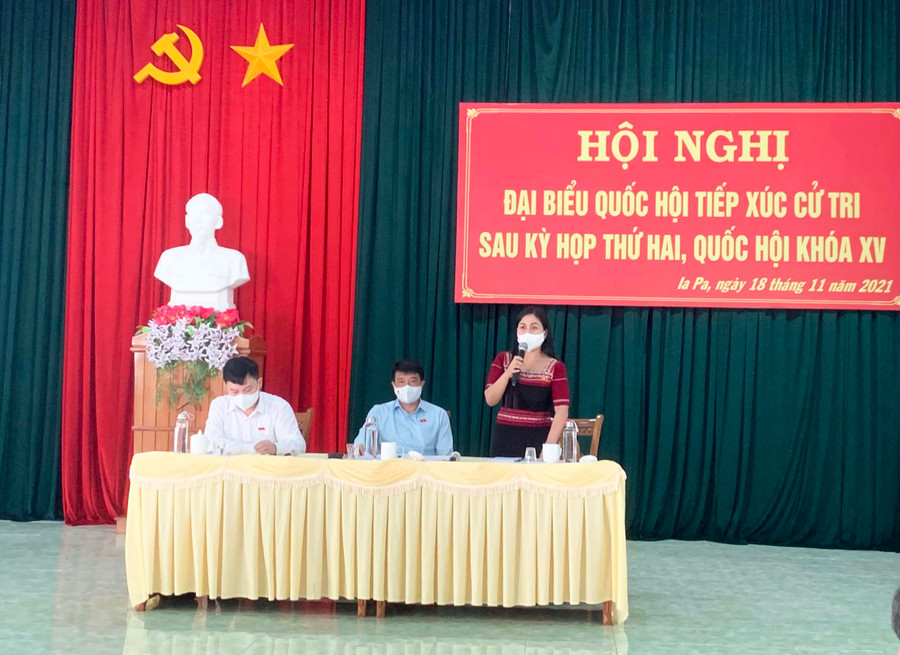 Đại biểu Quốc hội tỉnh Gia Lai tiếp xúc cử tri huyện Ia Pa. Ảnh: Vũ Chi