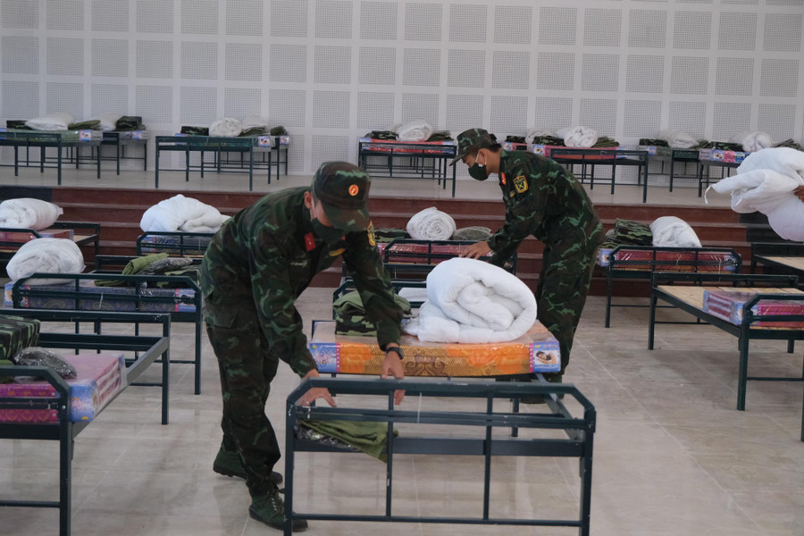 Lực lượng quân đội phục vụ tại bệnh viện dã chiến tại Trung đoàn 994, H.Đức Trọng. Ảnh: C. Thành