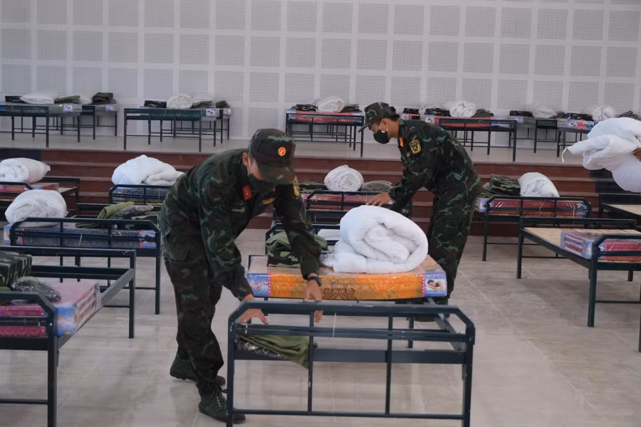 Lực lượng quân đội phục vụ tại bệnh viện dã chiến tại Trung đoàn 994, H.Đức Trọng. Ảnh: C. Thành