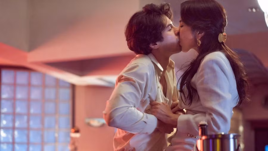 Phượng Tiểu Nhạc và Dương Cẩn Hoa có nhiều cảnh nóng trong phim. Ảnh: Cắt từ phim