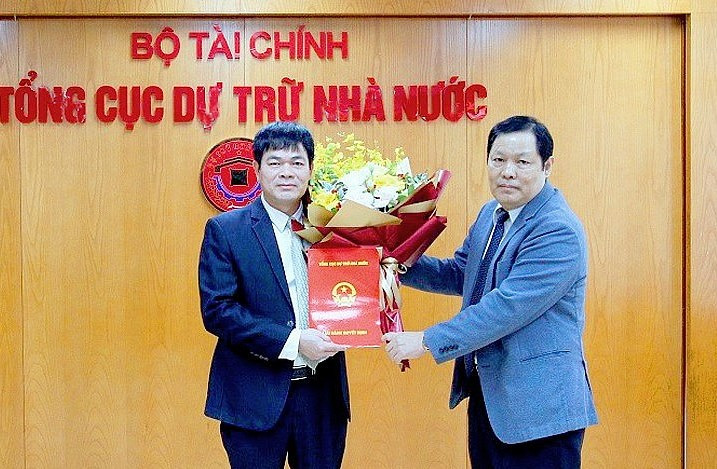 Đồng chí Đỗ Việt Đức, Tổng cục trưởng Tổng cục Dự trữ nhà nước trao quyết định và chúc mừng đồng chí Phạm Việt Hà.