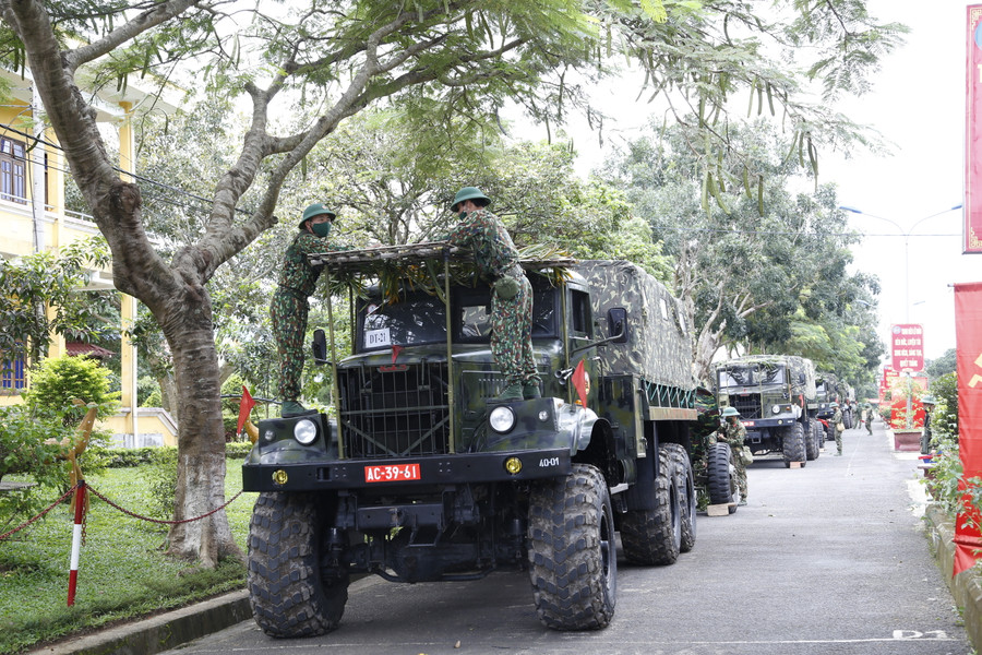 Nhờ thực hiện tốt phong trào Thi đua quyết thắng vũ khí, phương tiện của Lữ đoàn 40 luôn đảm bảo sử dụng tốt. Ảnh: Duy Hiển