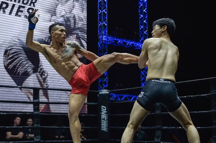 Võ sĩ Trần Quang Lộc (quần đỏ) là người đi tiên phong về MMA tại Việt Nam từ cách đây hơn 10 năm. Ảnh: ONE