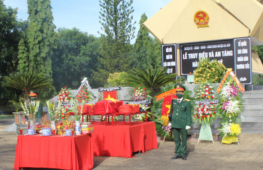 Huyện Ea Súp tổ chức trọng thể, trang nghiêm lễ truy điệu, an táng hài cốt các liệt sĩ.