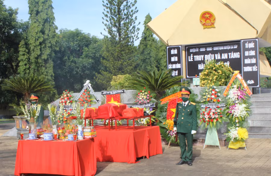 Huyện Ea Súp tổ chức trọng thể, trang nghiêm lễ truy điệu, an táng hài cốt các liệt sĩ.