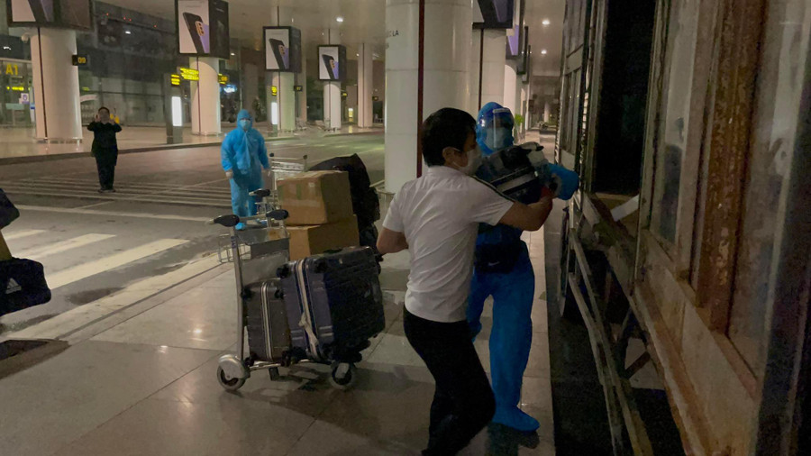 Nhân viên hậu cần của đội Nhật Bản (áo trắng) rất chăm chỉ