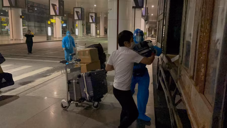 Nhân viên hậu cần của đội Nhật Bản (áo trắng) rất chăm chỉ