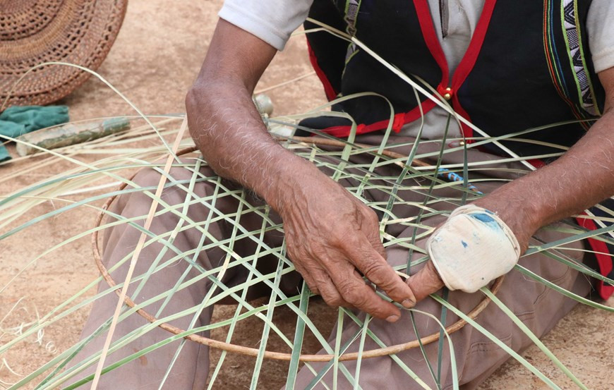 Việc thiết kế đan áo cho các bộ cồng, chiêng giúp bảo quản cho những bộ cồng chiêng và góp phần trong công tác bảo tồn giá trị văn hóa truyền thống của dân tộc thiểu số tại Tây Nguyên. (Ảnh: Hồng Điệp/TTXVN) Việc thiết kế đan áo cho các bộ cồng, chiêng giúp bảo quản cho những bộ cồng chiêng và góp phần trong công tác bảo tồn giá trị văn hóa truyền thống của dân tộc thiểu số tại Tây Nguyên. (Ảnh: Hồng Điệp/TTXVN)