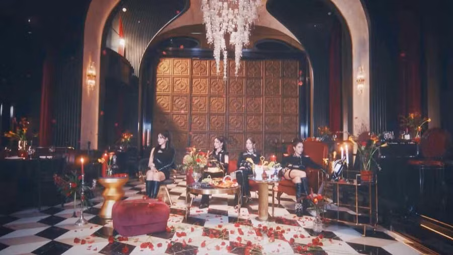 T-ara lộng lẫy như những nữ hoàng. Ảnh: Chụp màn hình